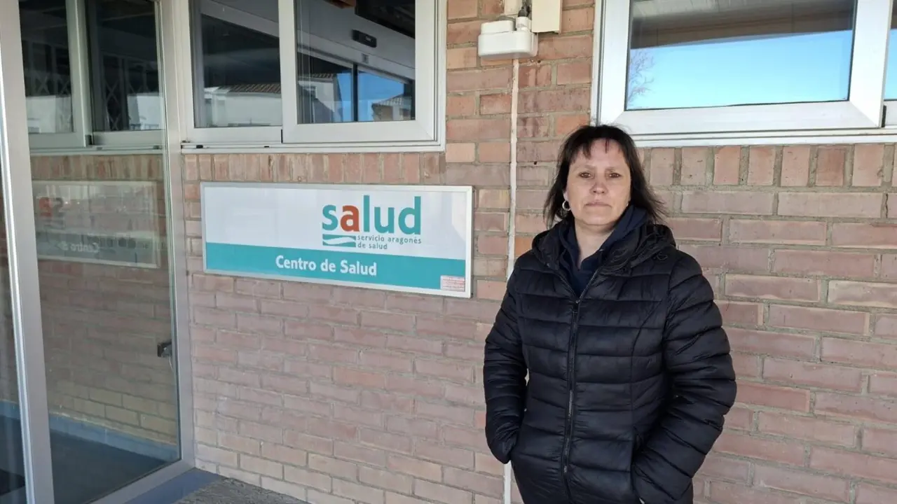 La diputada del PSOE Lorena Canales en el centro de salud de Sari&ntilde;ena ./ PSOE