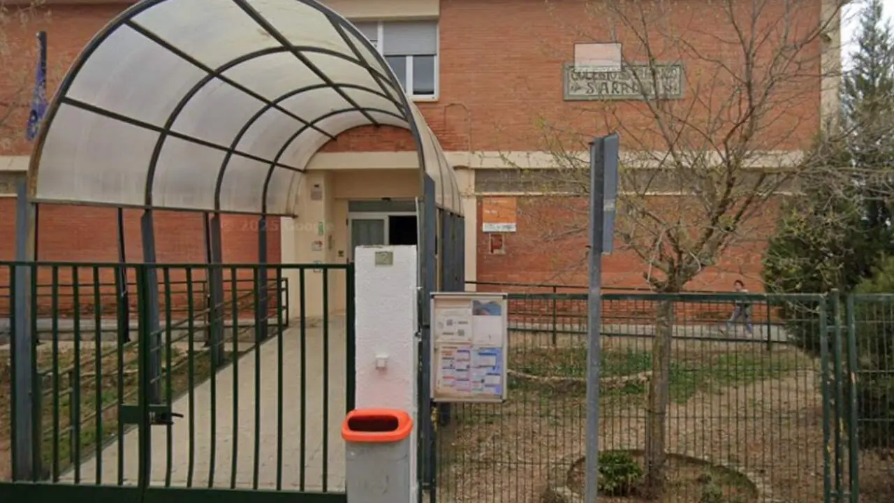 Exterior del CEIP Sarri&oacute;n, en la localidad del mismo nombre. / GOBIERNO DE ARAG&Oacute;N