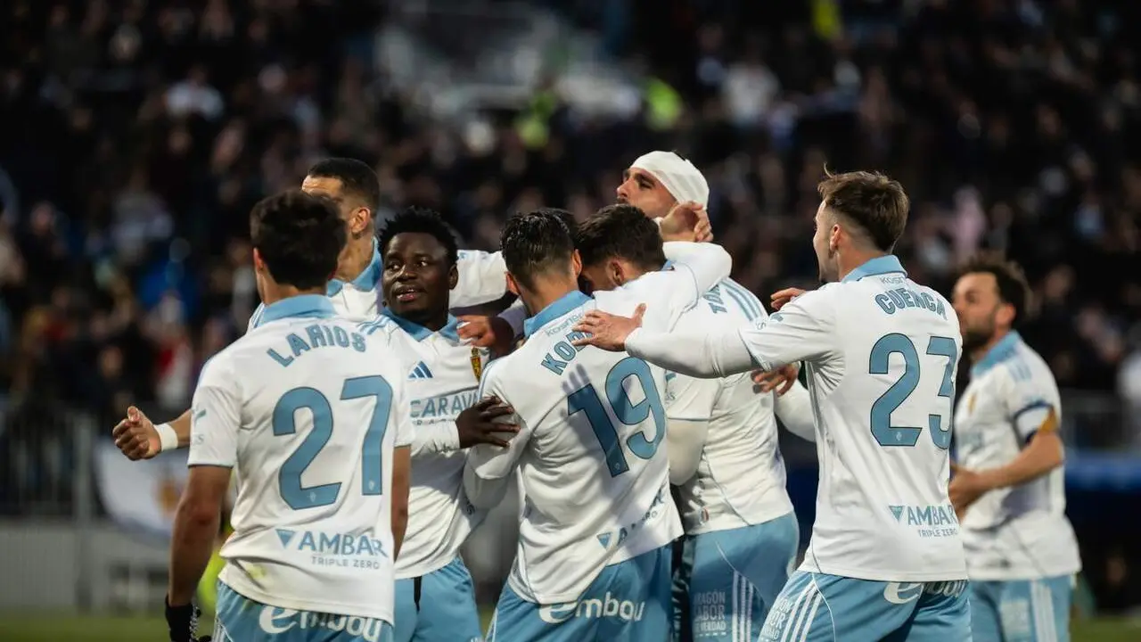Jugadores del Real Zaragoza celebrando un gol ante el Racing de Santander / Marcos Cebri&aacute;n