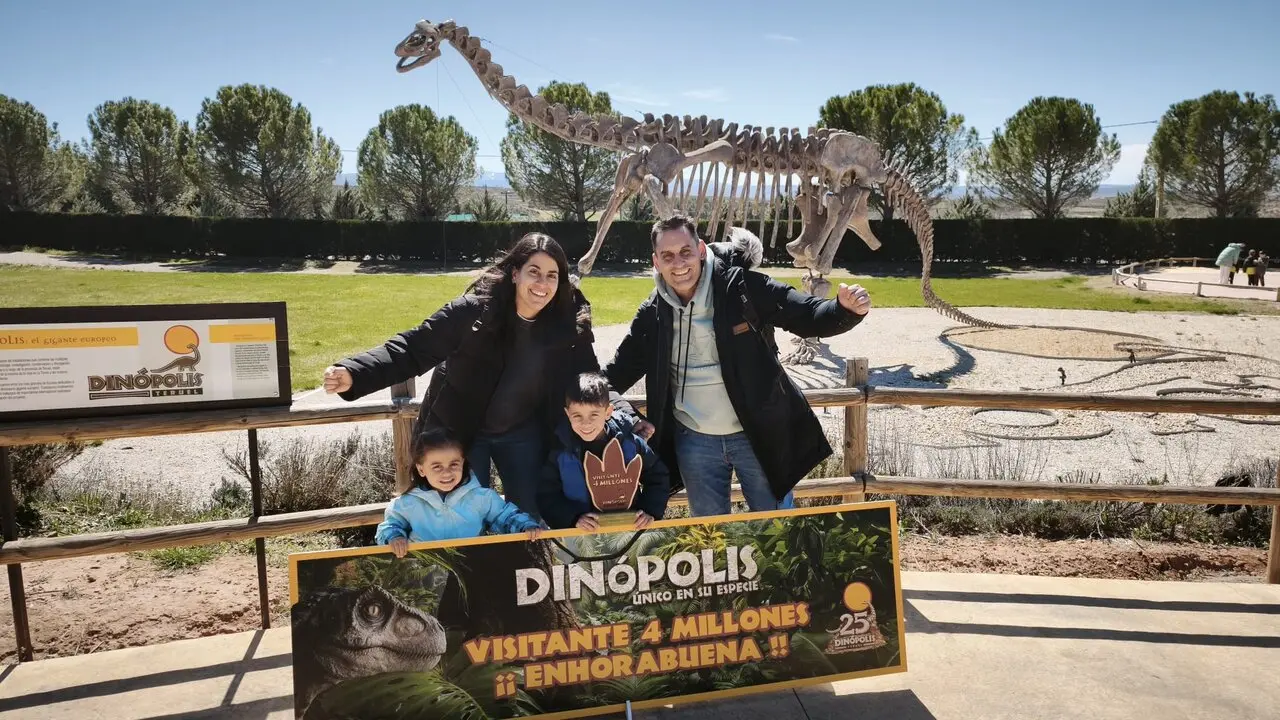 Visitante 4 millones de Din&oacute;polis. / FUNDACI&Oacute;N DIN&Oacute;POLIS