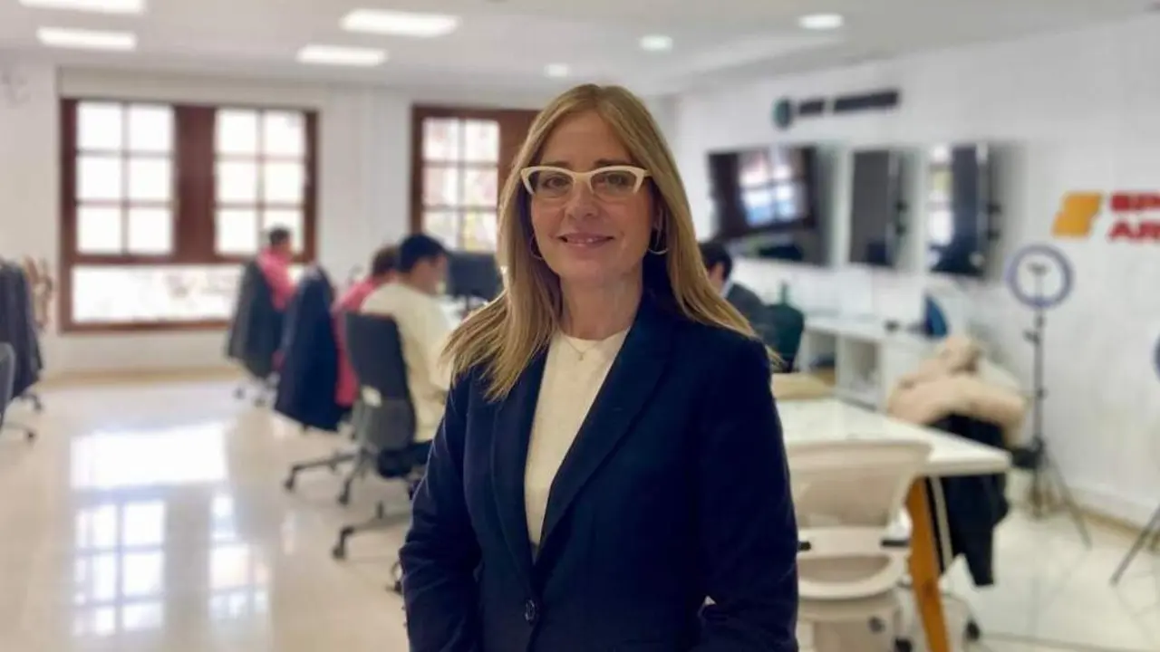 Blanca Solans en la redacci&oacute;n de HOY ARAG&Oacute;N. /HA