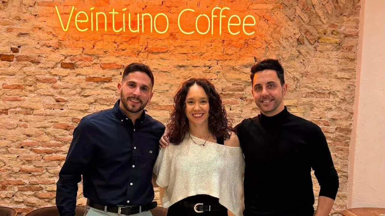 Adri&aacute;n Barcel&oacute;, Jonathan Gorri y Mar&iacute;a Crespo, de Veintiuno Coffee