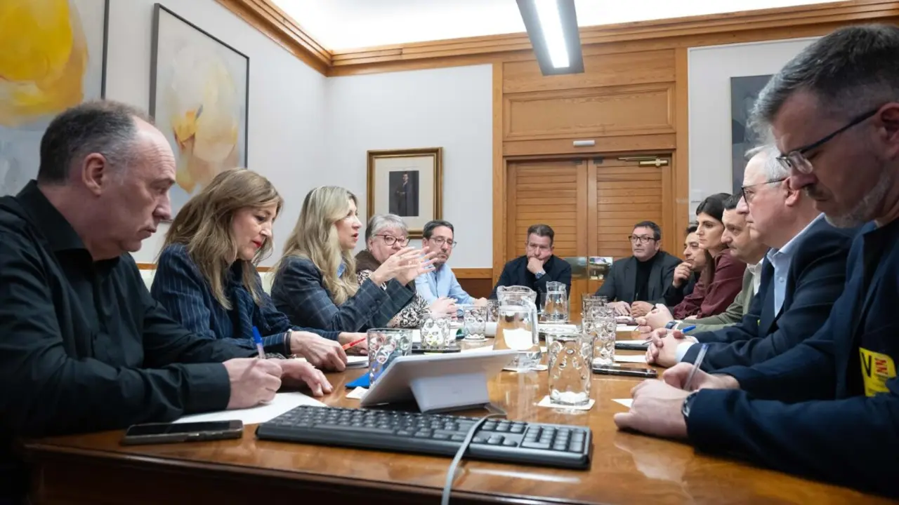 La vicepresidenta del Gobierno de Arag&oacute;n, Mar Vaquero, conversa con los alcaldes de las localidades implicadas en el Nudo Mud&eacute;jar este lunes en el Pignatelli ./ Fabi&aacute;n SIm&oacute;n