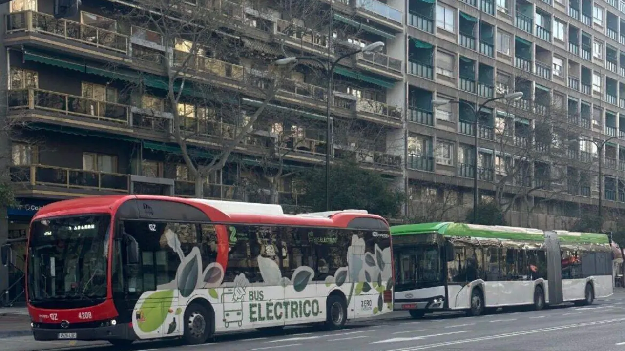 Un nuevo bus de Solaris realiza pruebas junto a uno de Avanza en Zaragoza.