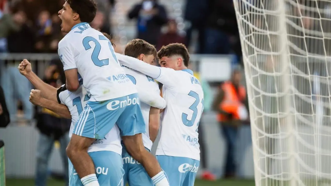 Jugadores del Real Zaragoza celebran un gol ante el Racing / Marcos Cebri&aacute;n