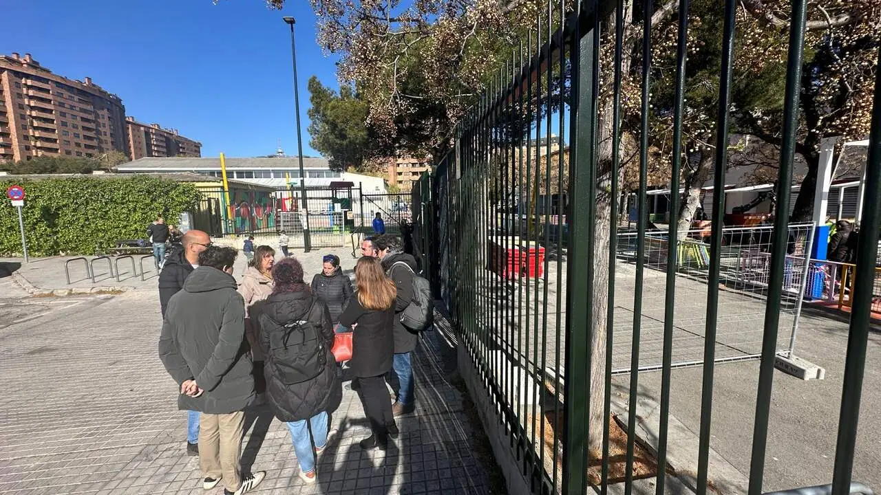 La portavoz socialista, Lola Ranera, y del diputado del PSOE en las Cortes de Arag&oacute;n, Jorge Pastor, que se han trasladado hasta los colegios p&uacute;blicos Ces&aacute;reo Alierta y Doctor Az&uacute;a en Zaragoza. /PSOE