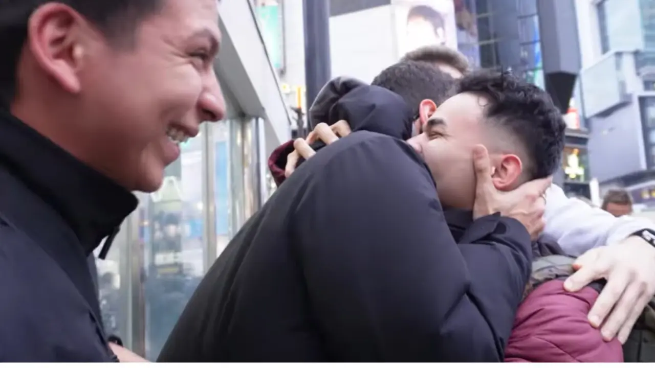 Un grupo de amigos de Zaragoza se reencuentra por sorpresa a m&aacute;s de 10.000