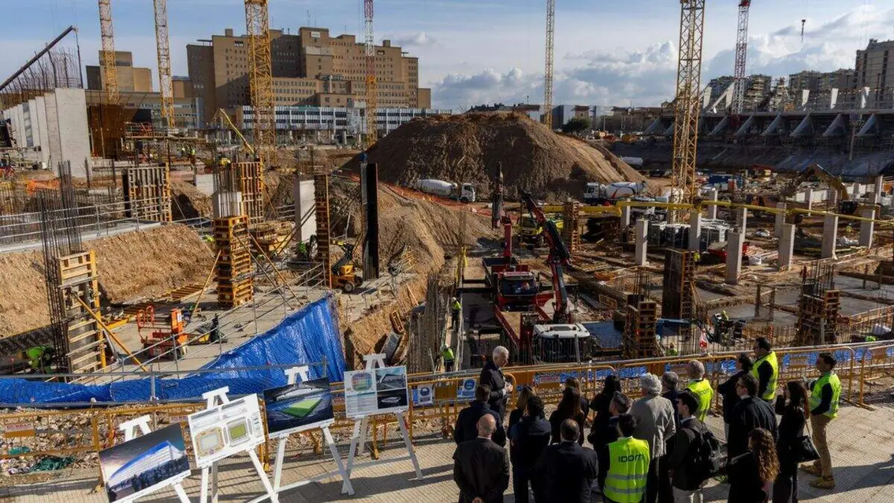 Una fotograf&iacute;a de la visita a las obras de la Nueva Romareda / AYTO. ZARAGOZA