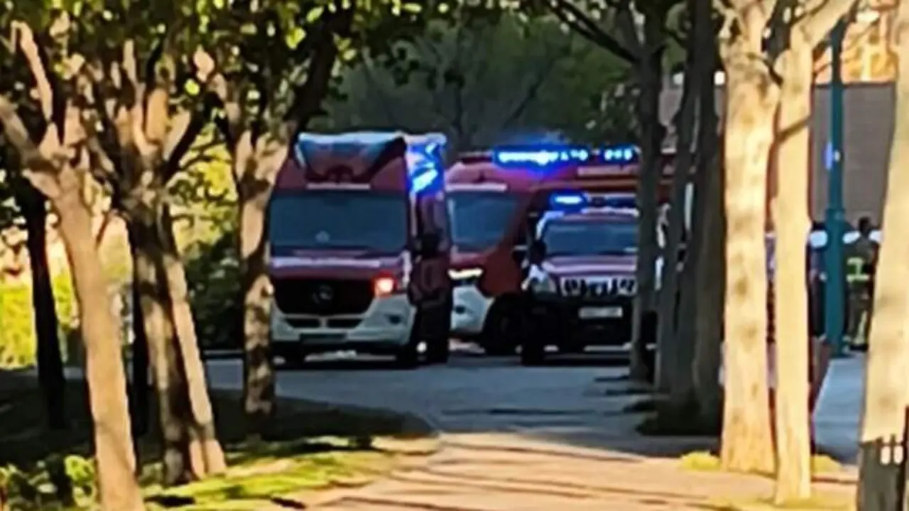 Imagen de los servicios de emergencia sacando al hombre del r&iacute;o/Cedida a H.A.