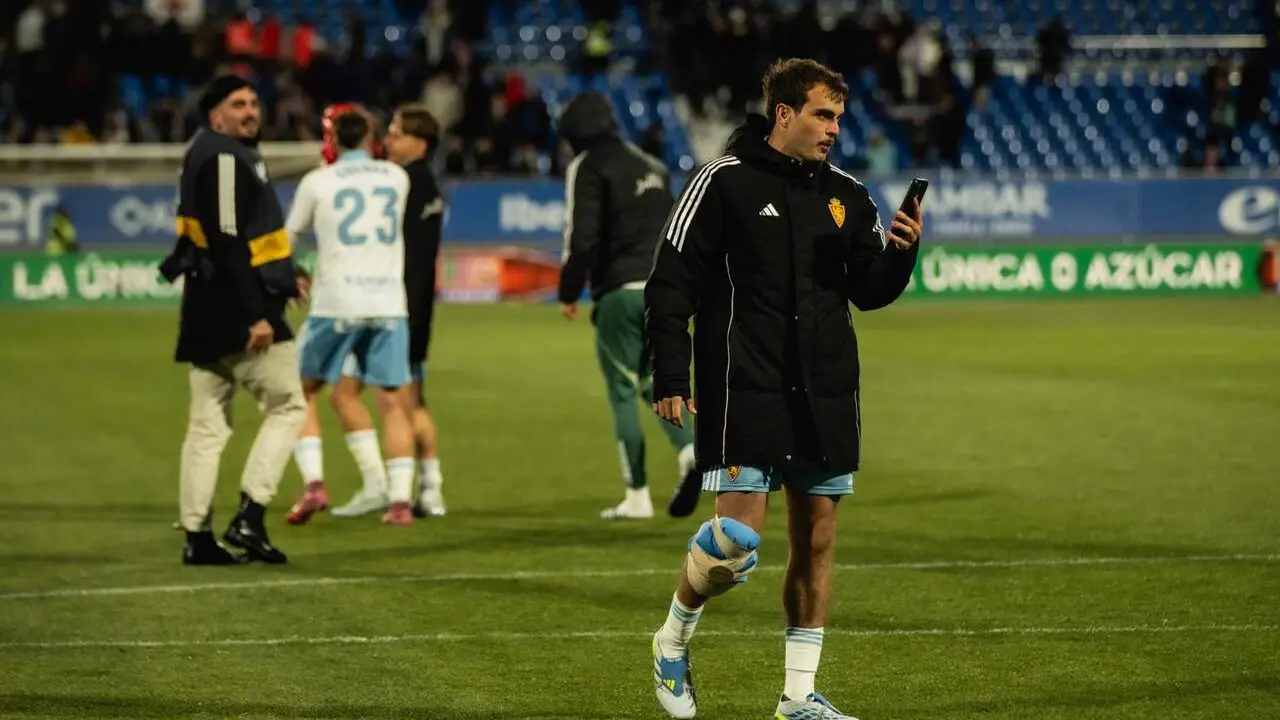 Francho Serrano con un aparatoso vendaje en la rodilla / Marcos Cebri&aacute;n