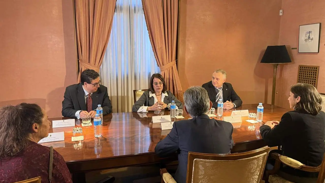 El acto, que ha tenido lugar en el Palacio de Armijo, es una tradici&oacute;n que une a la instituci&oacute;n y a la cofrad&iacute;a desde 1994. / EP