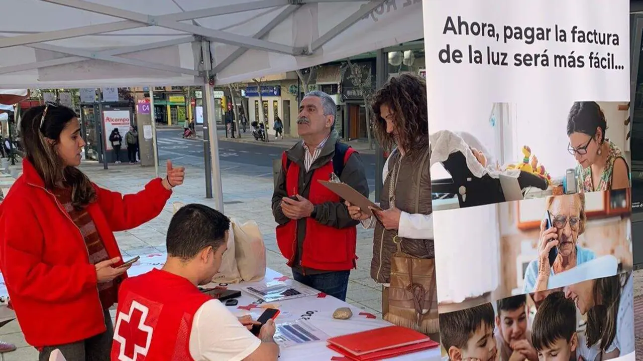 Campa&ntilde;a de Endesa y Cruz Roja para facilitar al acceso al bono social en Zaragoza. / ENDESA