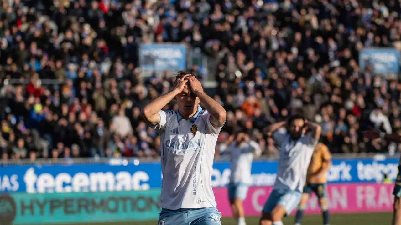 Dani G&oacute;mez se lamenta durante un partido con el Real Zaragoza / Marcos Cebri&aacute;n