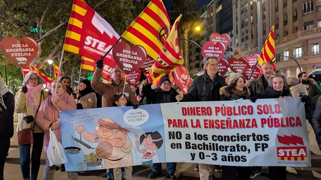STEA en la manifestaci&oacute;n por la Educaci&oacute;n p&uacute;blica del 26-11-2025.