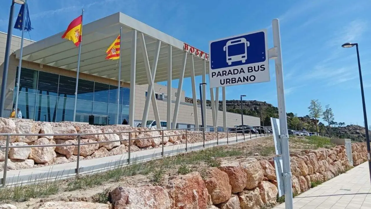 Nueva parada de bus urbano en el Nuevo Hospital de Alca&ntilde;iz. / AYTO. ALCA&Ntilde;IZ