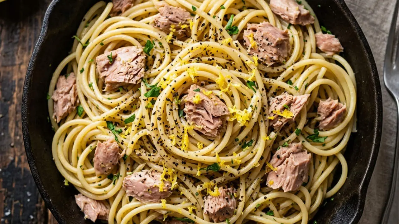 Receta de espaguetis con at&uacute;n, anchoas y lim&oacute;n