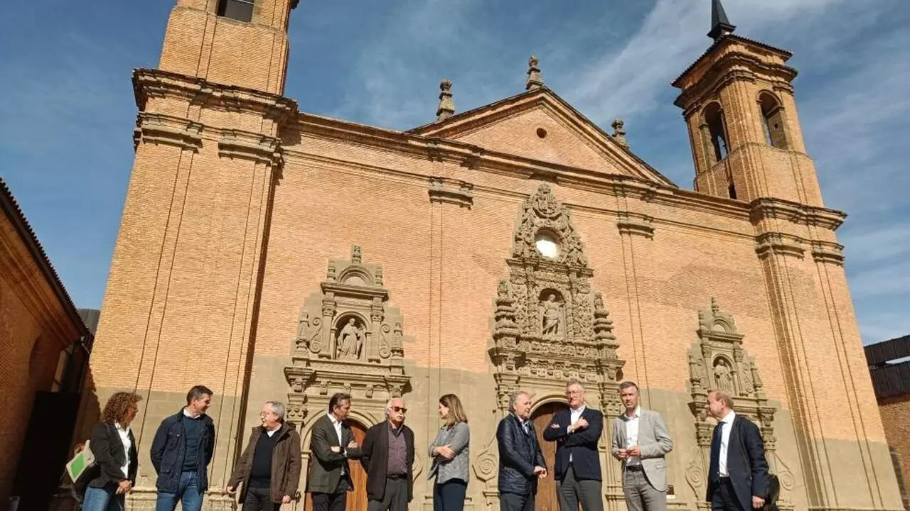 Blasco, Gimeno y Moncada, en la explicaci&oacute;n sobre la restauraci&oacute;n de las fachadas del Monasterio Nuevo de San Juan de la Pe&ntilde;a, junto a otros representantes institucionales y sociales. / Gobierno de Arag&oacute;n