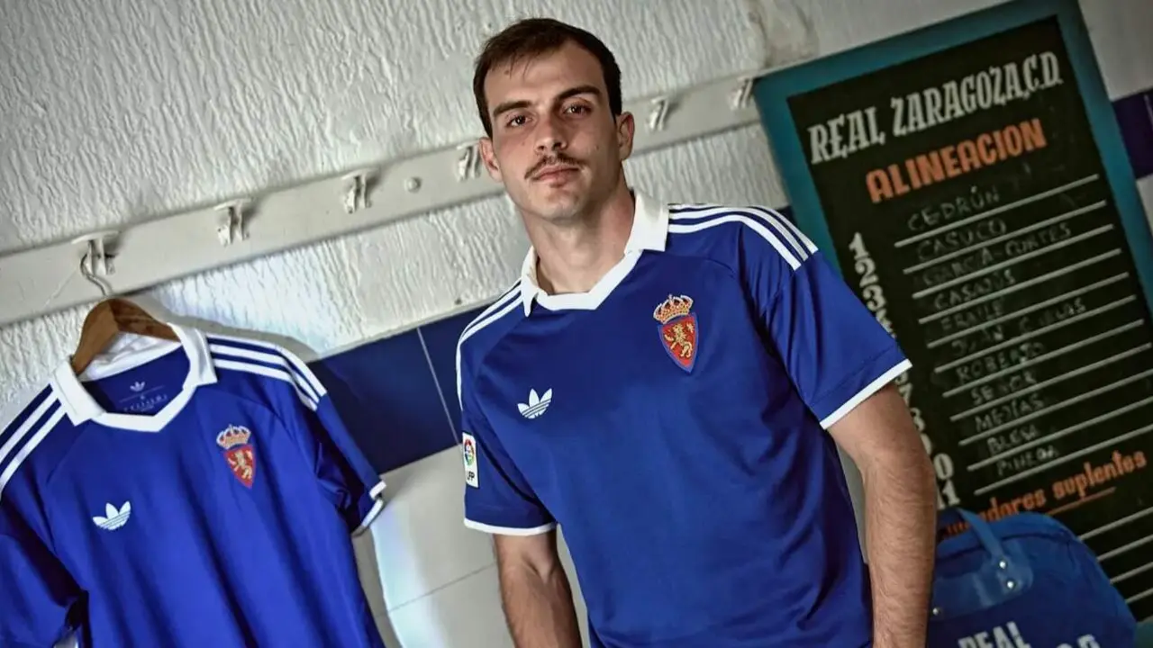 Francho Serrano con la camiseta retro / Real Zaragoza