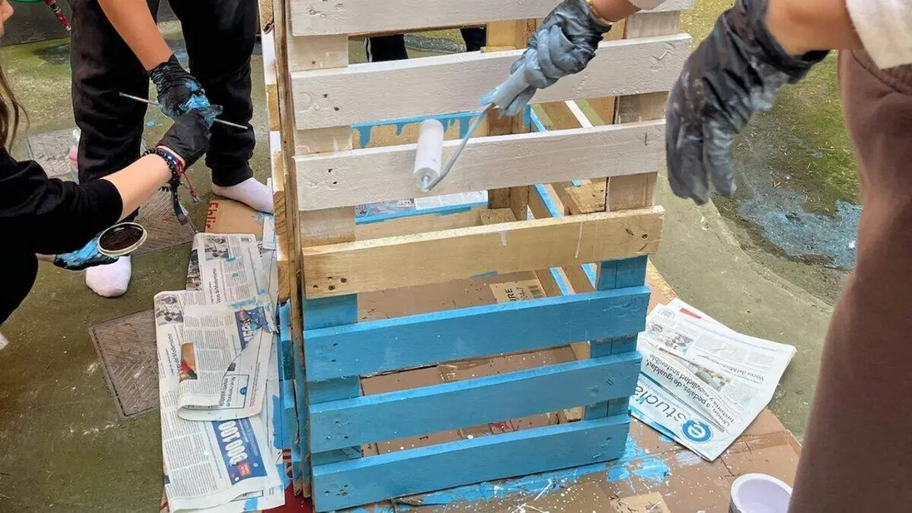 Las 'Caspeleras' son papeleras hechas con palets reutilizados y con dise&ntilde;os personalizados. / AYTO. CASPE