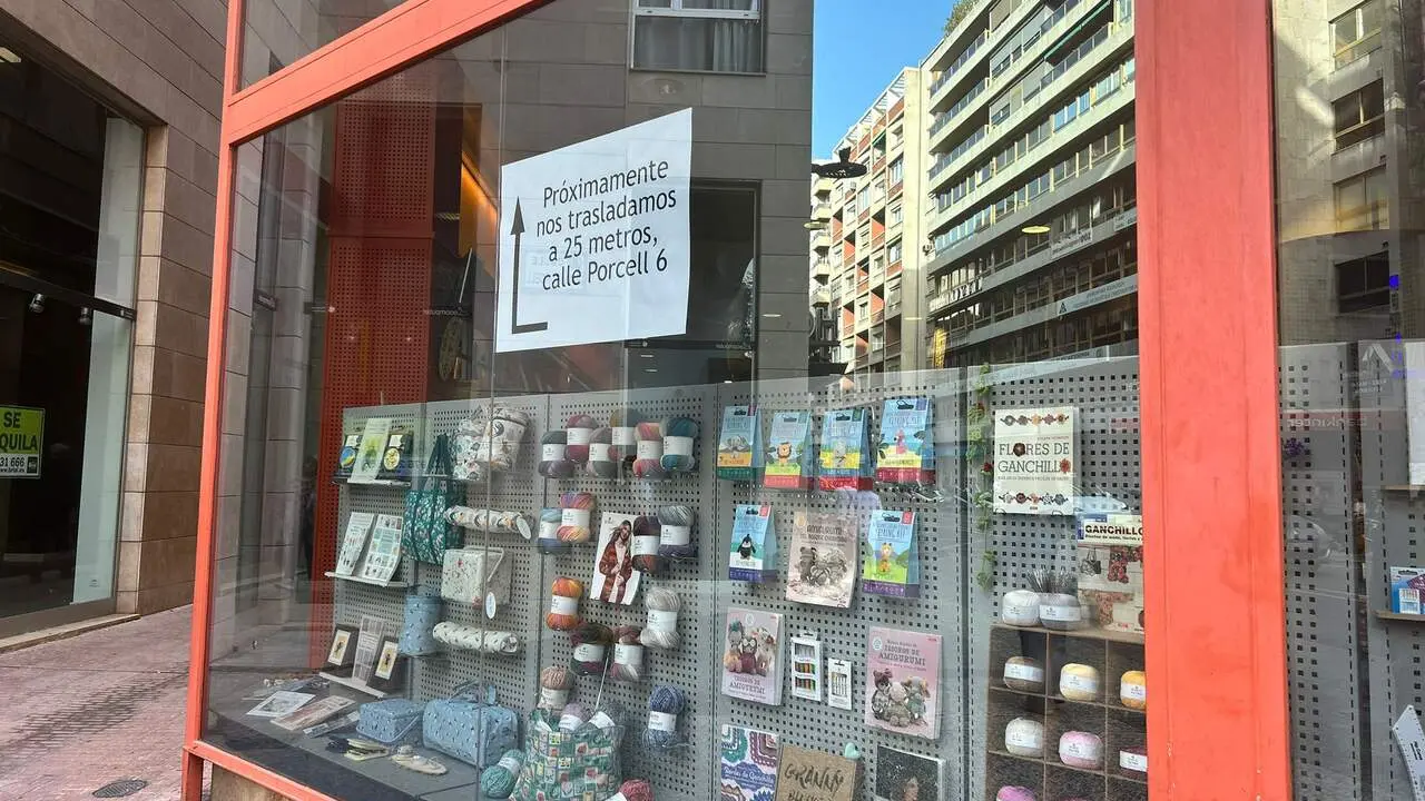 El cartel que anuncia el pr&oacute;ximo traslado, en el escaparate de la mercer&iacute;a Larraz.