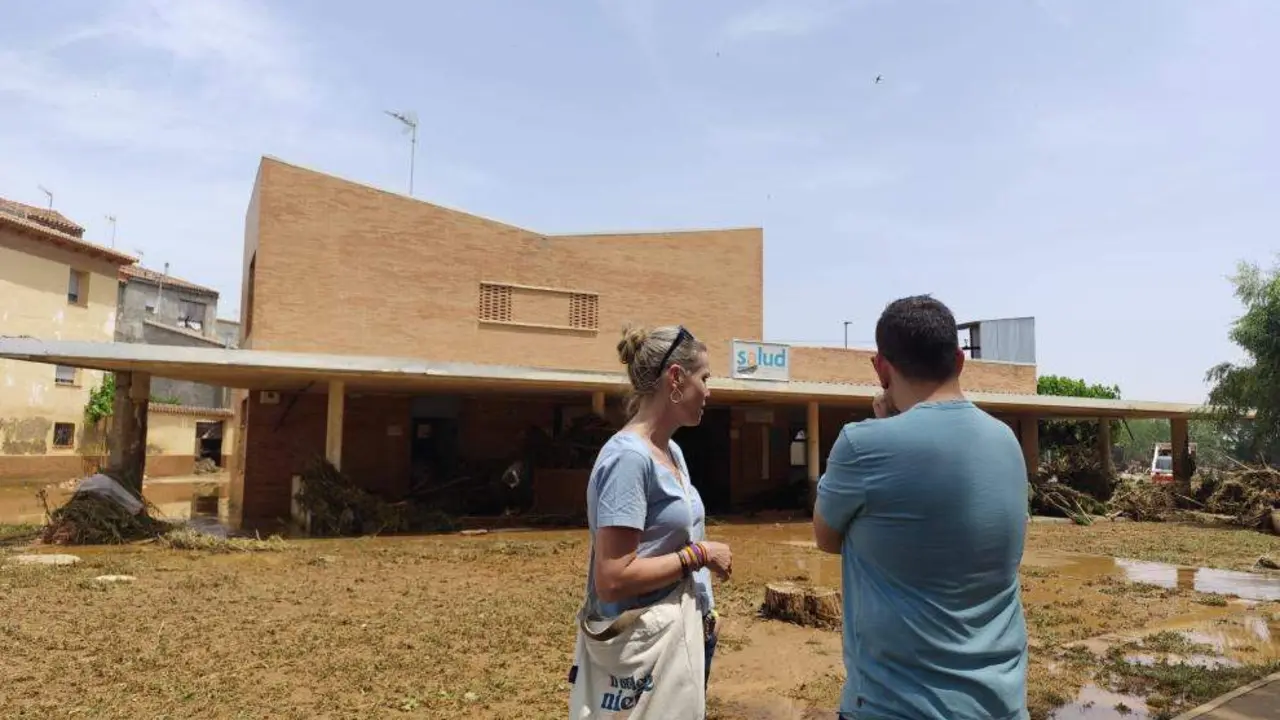 La gerente de Atenci&oacute;n Primaria de Arag&oacute;n, Pilar Borraz, ante el centro sanitario derruido por las tormentas La gerente de Atenci&oacute;n Primaria de Arag&oacute;n, Pilar Borraz, ante el centro sanitario derruido por las tormentas 7 Gobierno de Arag&oacute;n