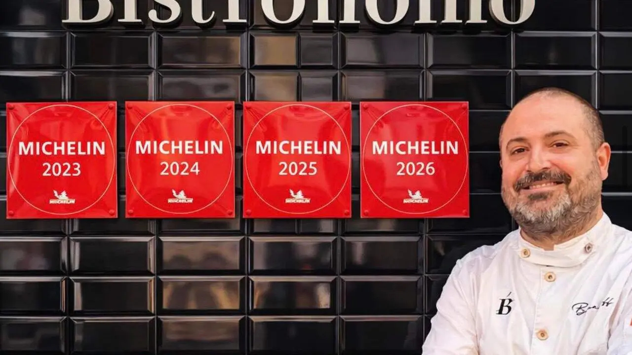 El chef Guillermo Blesa, del restaurante Bistr&oacute;nomo, junto a sus Estrellas Michelin