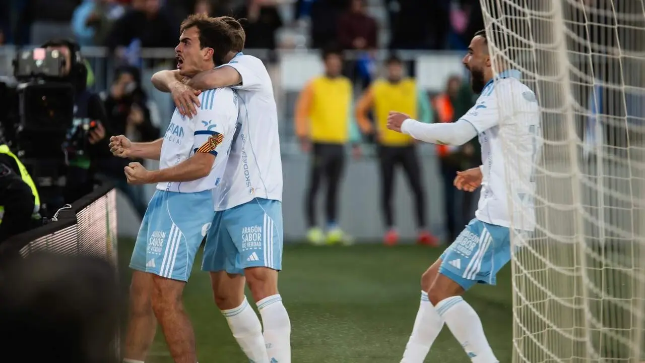 Francho Serrano celebra junto a Rober Gonz&aacute;lez / Marcos Cebri&aacute;n