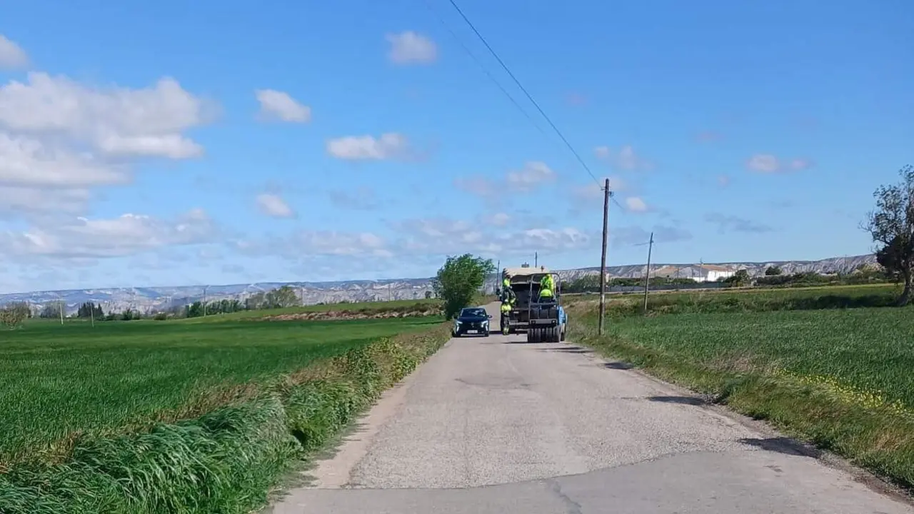 Plan de mejora y bacheo en caminos de Garrapinillos y Monzalbarba.