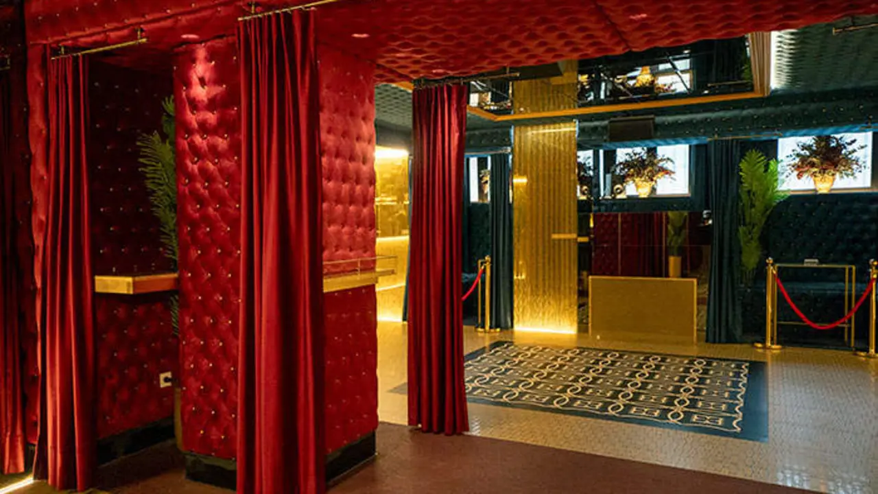 Club del Restaurante La Embajada en Zaragoza / La Embajada