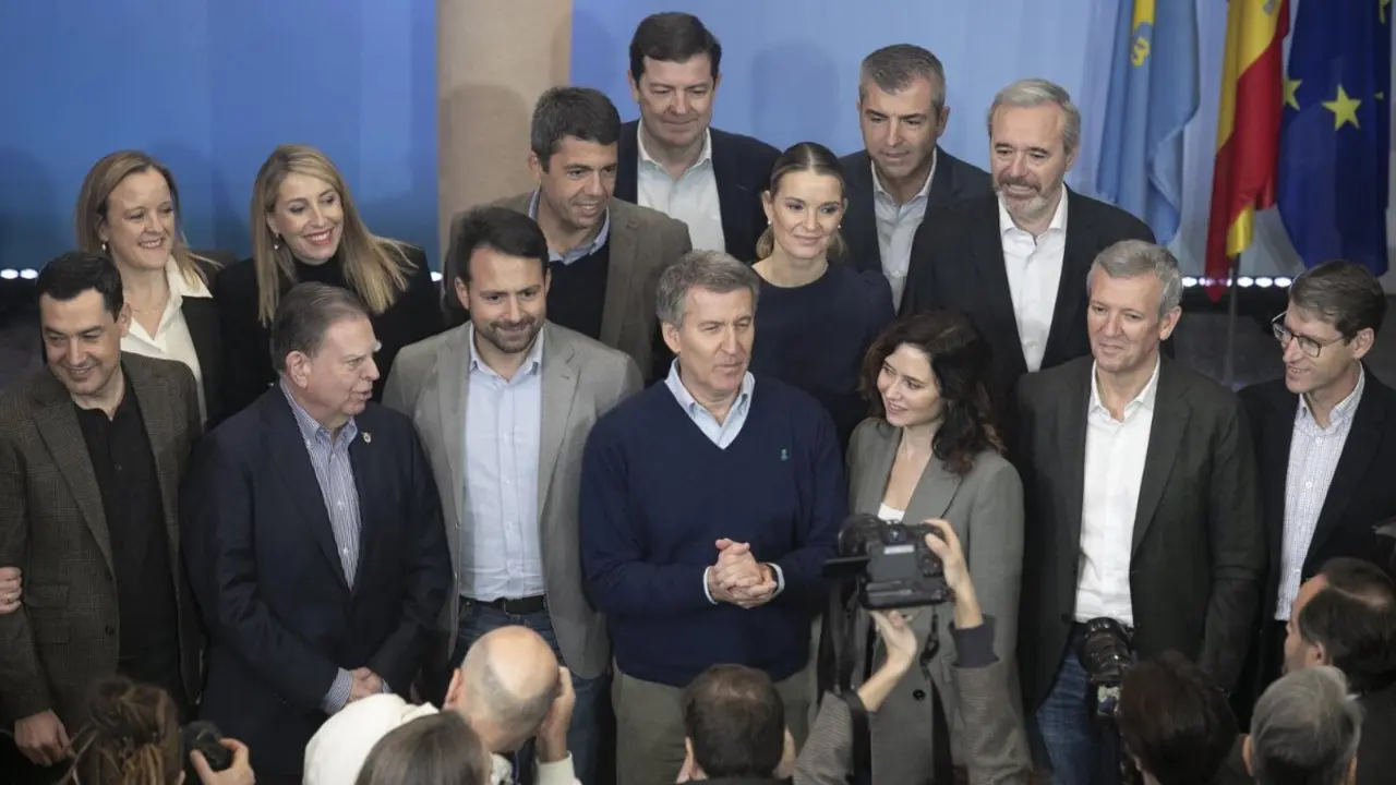 Alberto N&uacute;&ntilde;ez Feij&oacute;o junto a dirigentes del PP durante un acto en Oviedo (Asturias) en enero de 2025. - Europa Press
