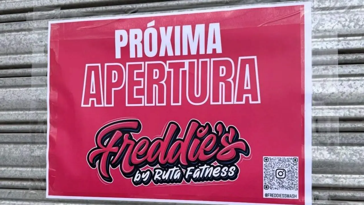 Cartel de anuncio de "pr&oacute;xima apertura" de Freddie's en su nuevo local / RRSS