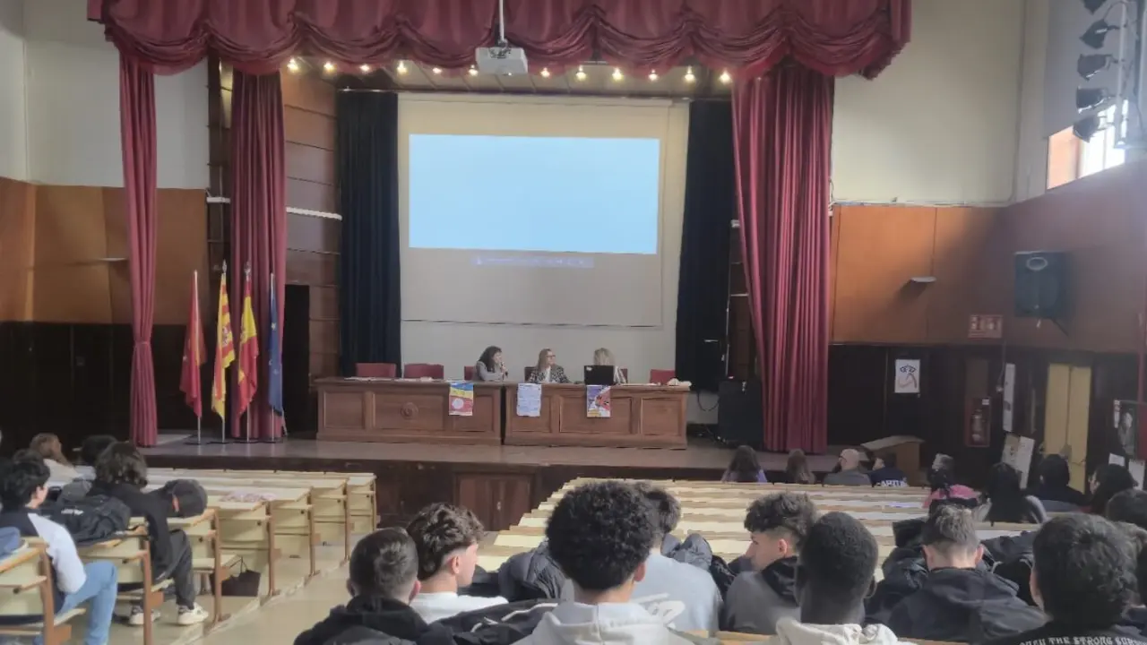 Alumnado del CPIFP Corona de Arag&oacute;n durante la jornada de la Semana de la FP centrada en la transici&oacute;n ecol&oacute;gica y el empleo verde