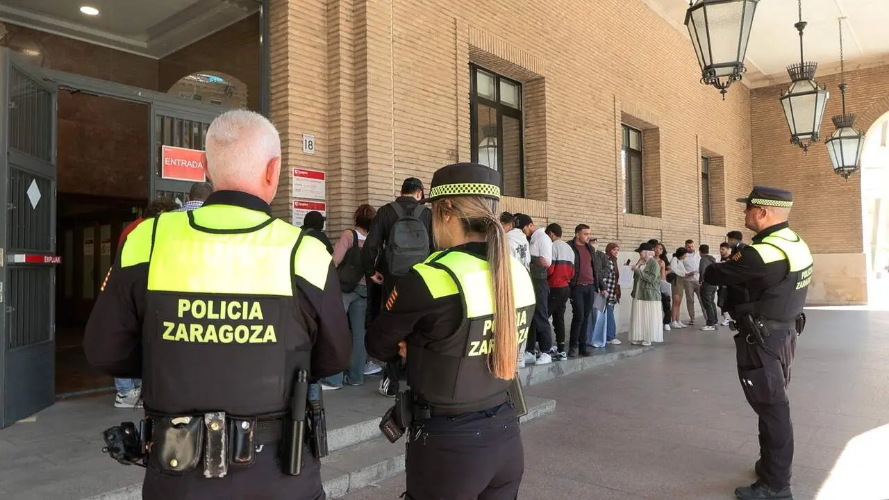 Miles de inmigrantes han acudido ya al Ayuntamiento tras la aprobaci&oacute;n del real decreto de regulaci&oacute;n extraordinaria / EP