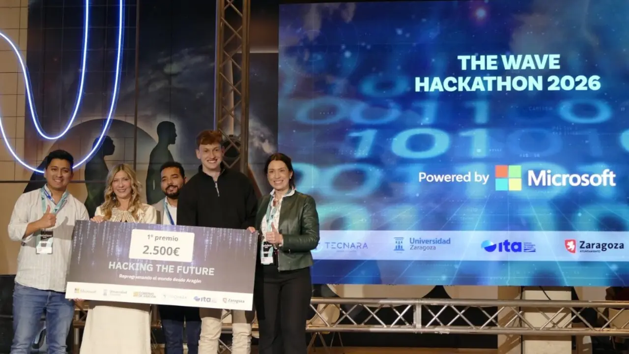 Ganadores del hackathon &ldquo;Hacking the Future&rdquo; en Etopia, premiados por sus soluciones tecnol&oacute;gicas en el marco de The Wave