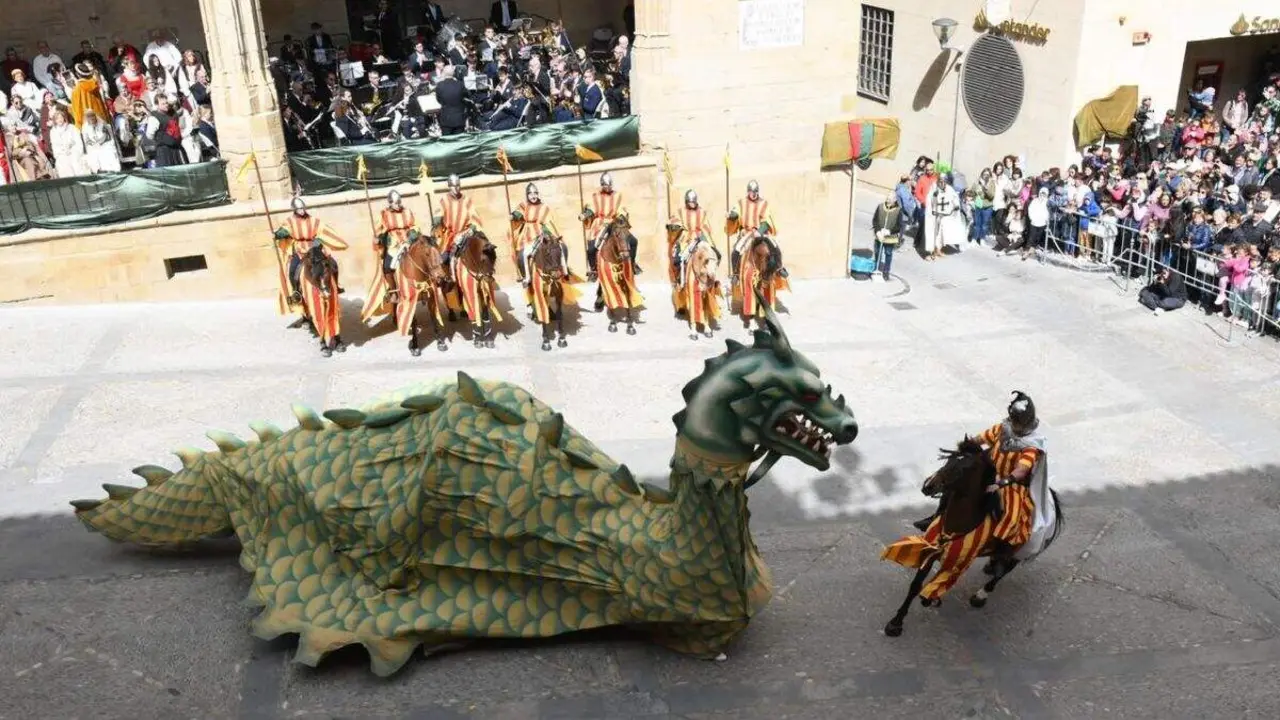Escena del acto central del Vencimiento del Drag&oacute;n en Alca&ntilde;iz. / AYTO. ALCA&Ntilde;IZ