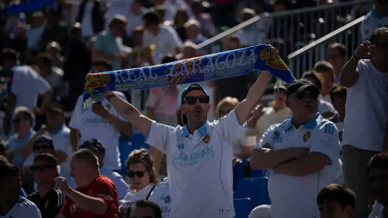 Un aficionado del Real Zaragoza en el Ibercaja Estadio / Marcos Cebri&aacute;n para Sport Arag&oacute;n