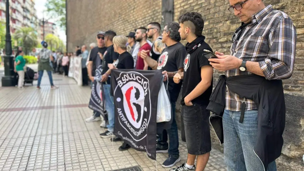 Manifestantes que han participado este s&aacute;bado en una cadena humana que ha unido la Audiencia Provincial y la sede del PSOE Arag&oacute;n en Zaragoza para exigir la puesta en libertad de los dos j&oacute;venes que siguen en prisi&oacute;n, condenados por los incidentes de 2019
- LOS SEIS DE ZARAGOZA