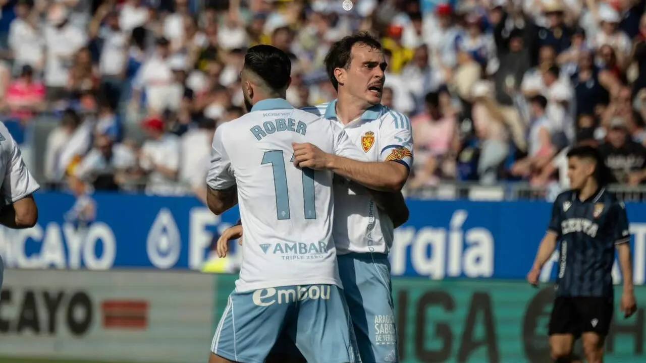 Francho Serrano celebra con Rober Gonz&aacute;lez en el Real Zaragoza / Marcos Cebri&aacute;n