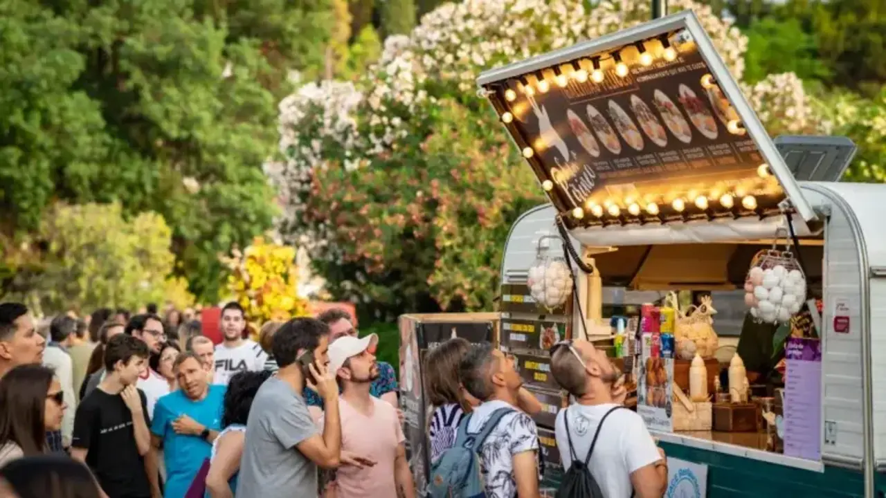 Zona de foodtrucks de Zaragoza Florece / Zaragoza Florece