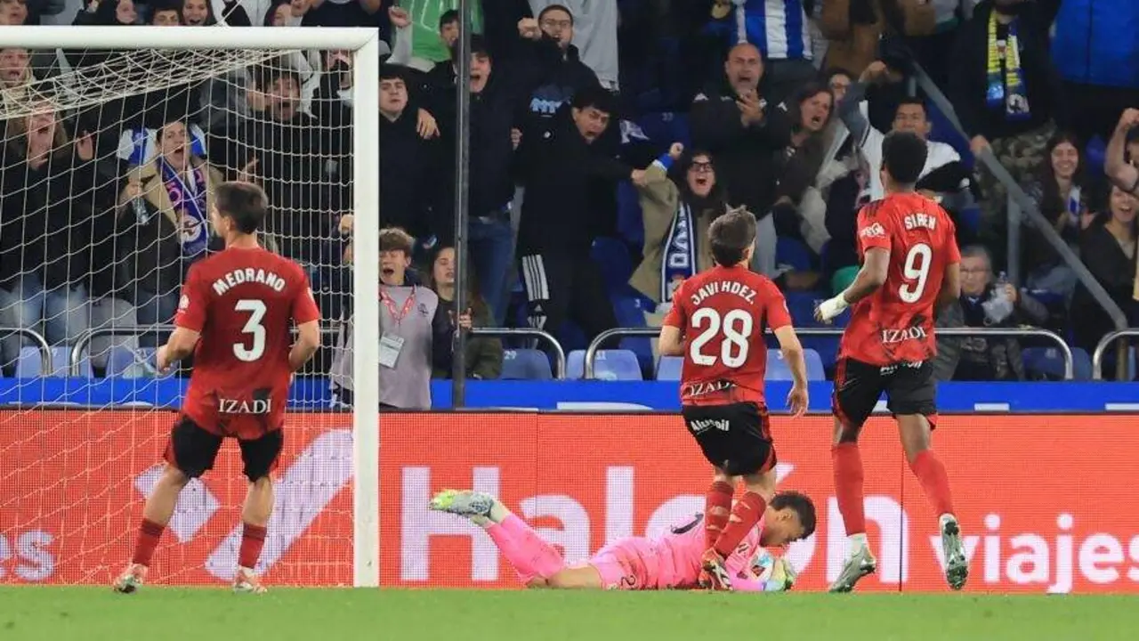 Jugadores del Mirand&eacute;s ante el Deportivo / LaLiga