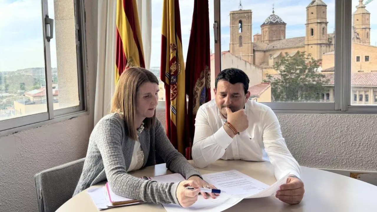 Anabel Fern&aacute;ndez, concejal de Haciendo del Ayuntamiento de Alca&ntilde;iz; y Miguel &Aacute;ngel Estevan, alcalde. / AYTO. ALCA&Ntilde;IZ