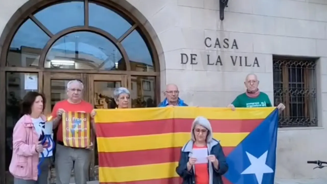 "Somos una sola lengua y una sola naci&oacute;n": seis independentistas frente al ayuntamiento de Tamarite