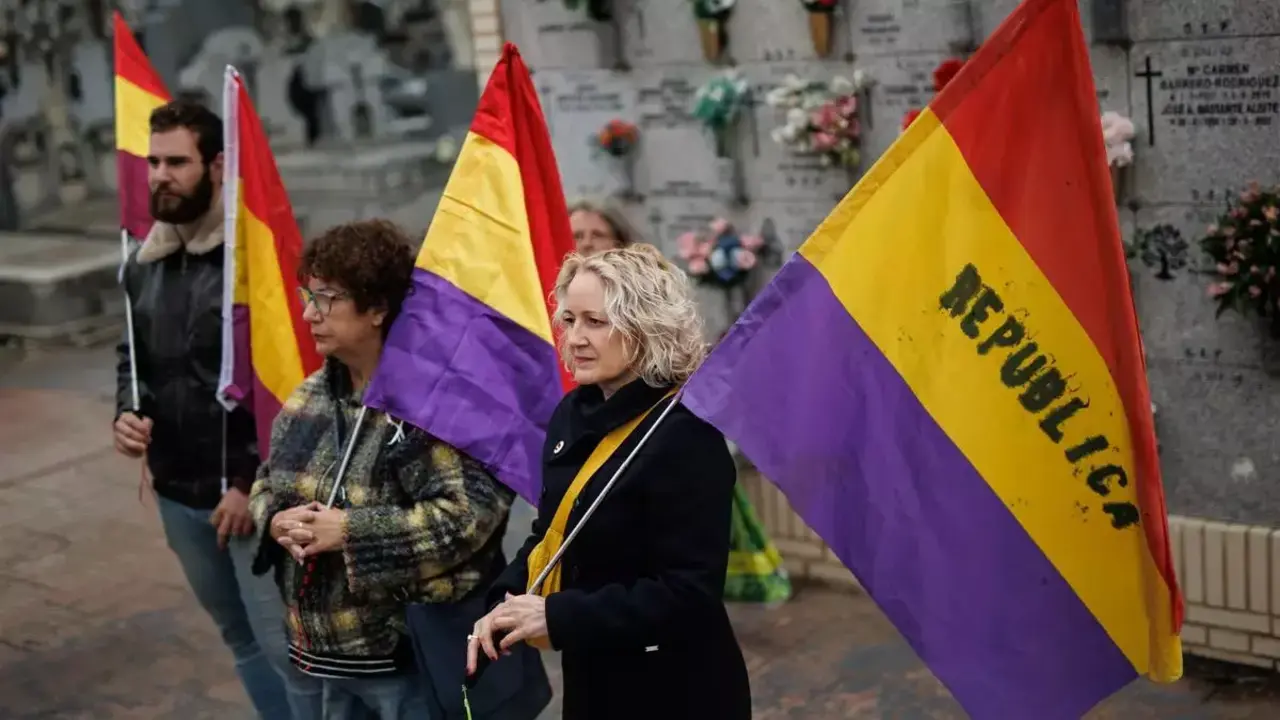 Varias personas con banderas de la rep&uacute;blica durante un homenaje a las v&iacute;ctimas del franquismo. Alejandro Mart&iacute;nez V&eacute;lez / Europa Press
