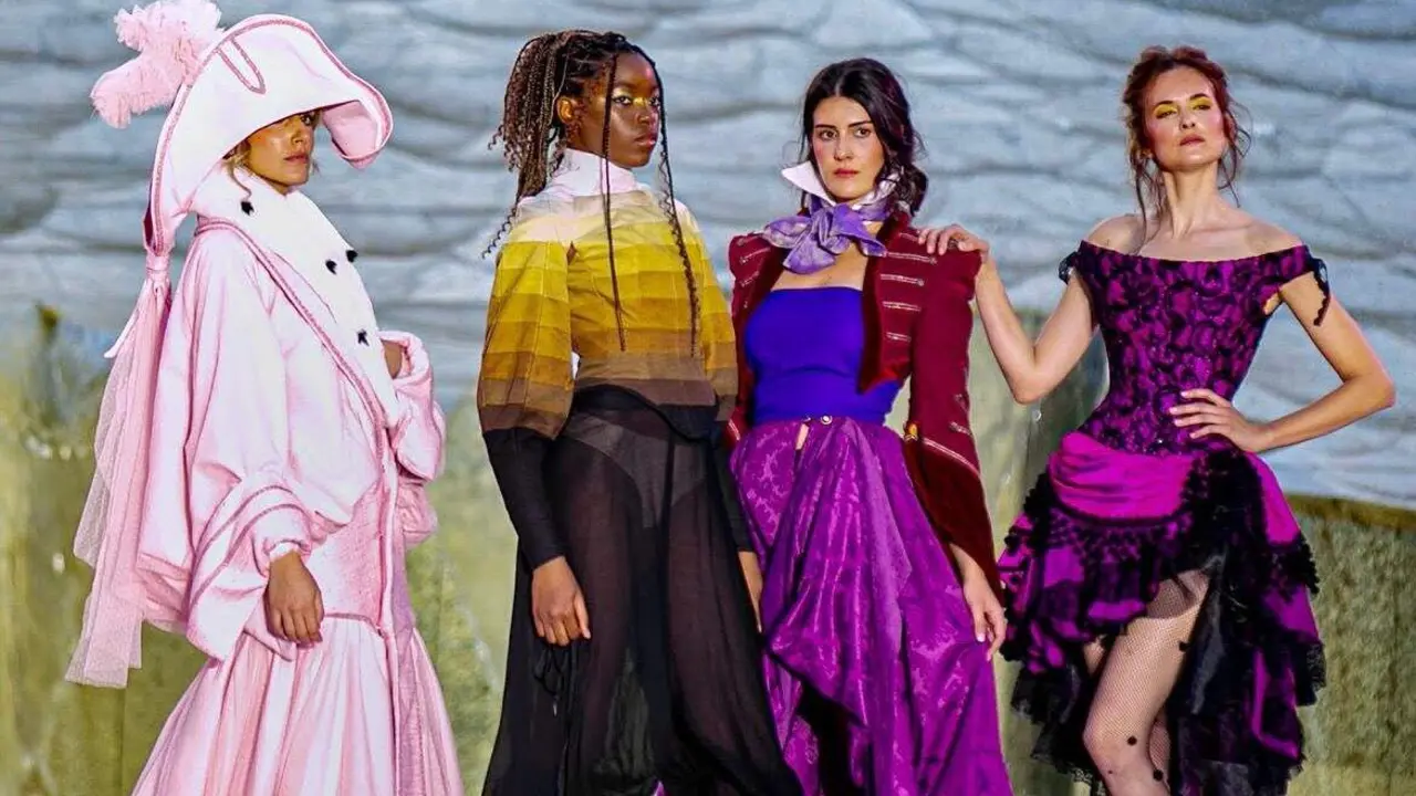 La colecci&oacute;n de Alexis Jim&eacute;nez en la d&eacute;cima edici&oacute;n del certamen de moda Aguja Goyesca en la Plaza del Pilar de Zaragoza / Fuente: Kino Jam (RRSS)