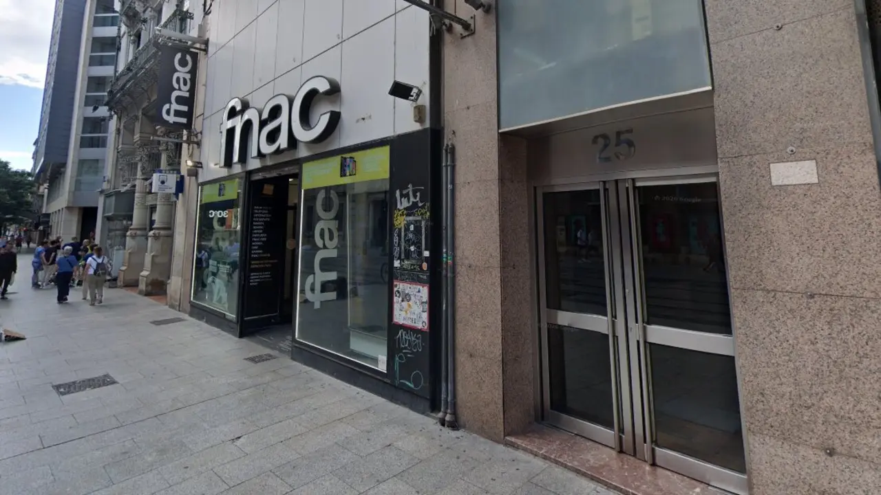 Entrada de la puerta de FNAC en el Coso de Zaragoza