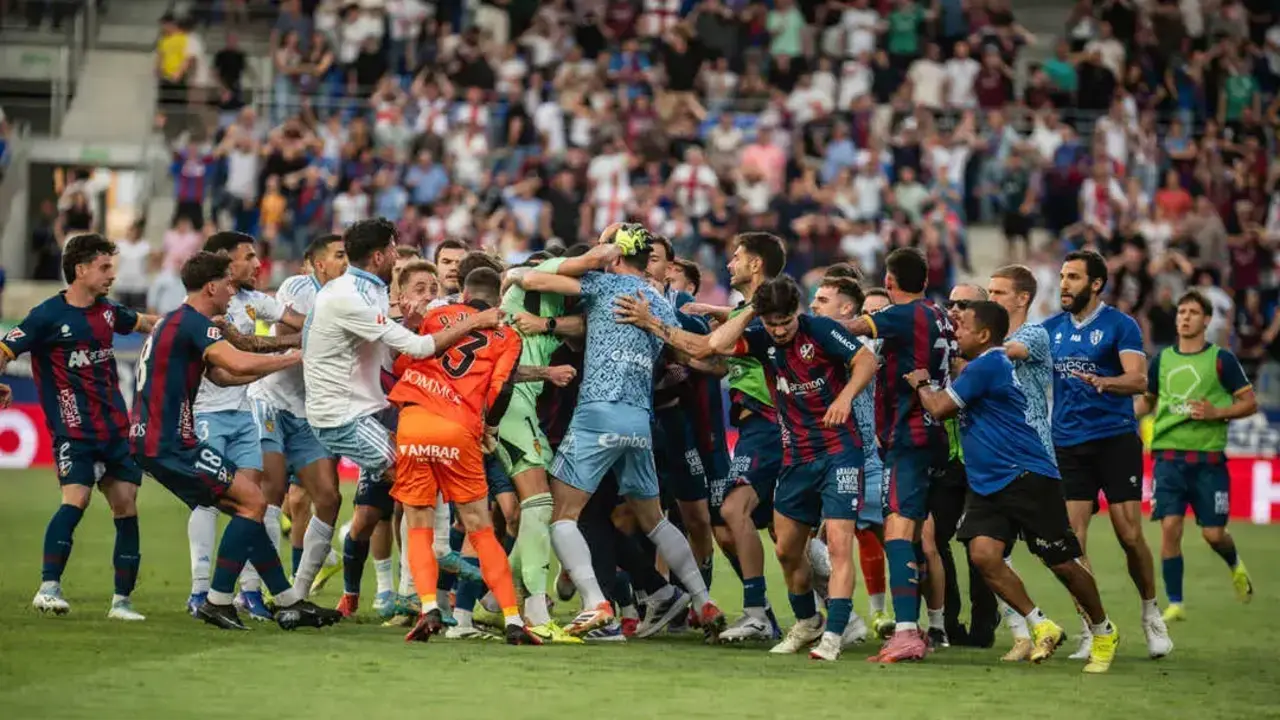 La tangana entre la SD Huesca y el Real Zaragoza en el Alcoraz / Marcos Cebri&aacute;n para Sport Arag&oacute;n y Grupo Arvia