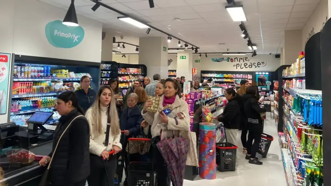 Fila del supermercado "Primaprix" de Zaragoza