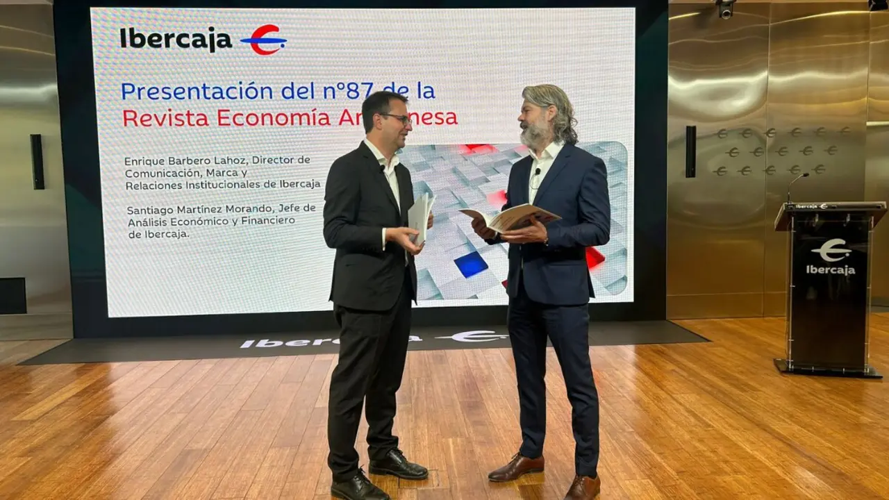 Enrique Barbero, director de Comunicaci&oacute;n de Ibercaja, y Sergio Mart&iacute;nez, jefe de An&aacute;lisis Econ&oacute;mico y Financiero, en la presentaci&oacute;n de la revista Econom&iacute;a Aragonesa