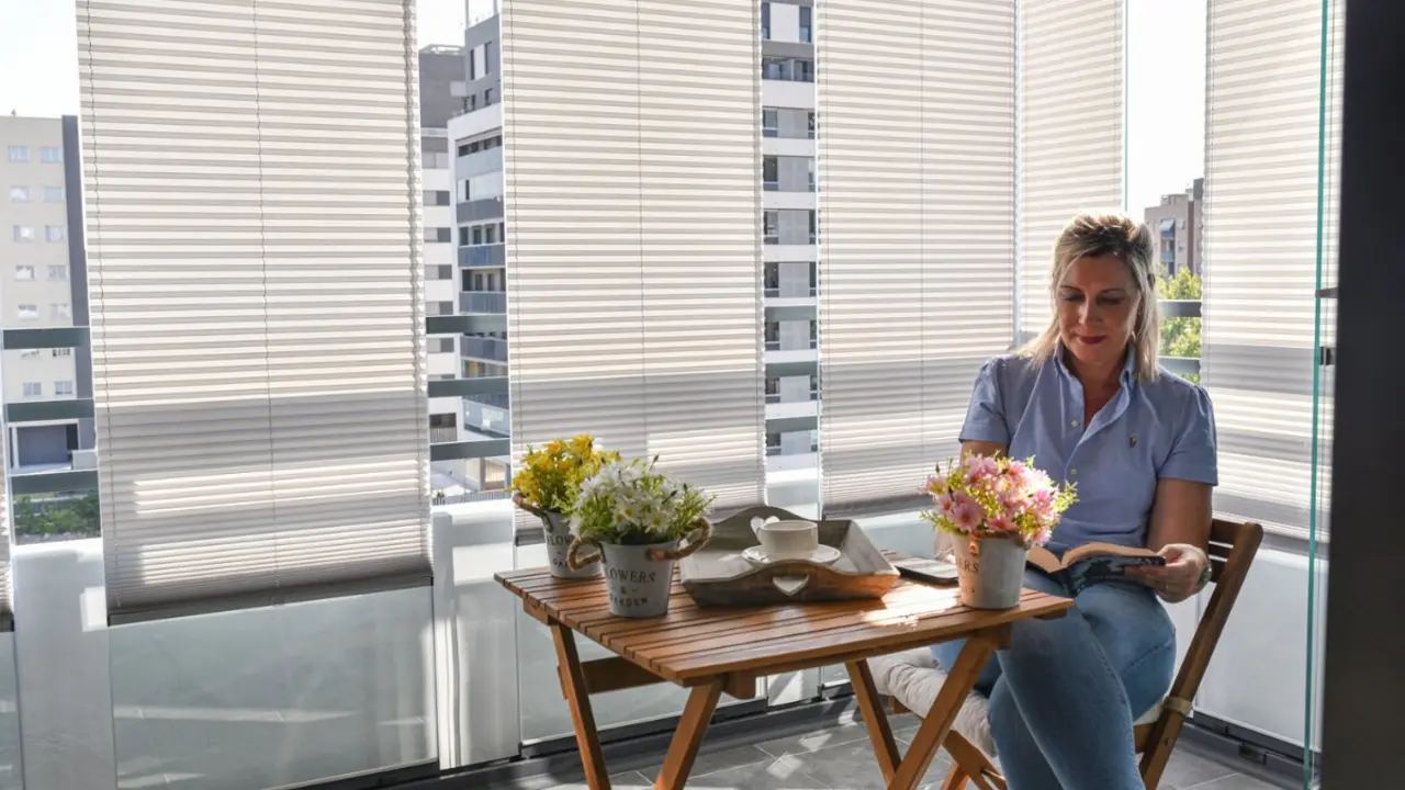 Terraza acristalada con sistema de Lumon en una vivienda de Zaragoza, que permite disfrutar del espacio durante todo el a&ntilde;o