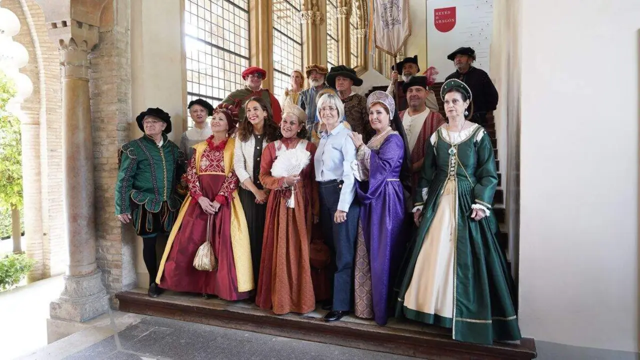 M&ordf; Jes&uacute;s Sari&ntilde;ena, alcaldesa de Utebo, con recreacionistas en la presentaci&oacute;n dela XIII Feria Mud&eacute;jar de Utebo. / CORTES ARAG&Oacute;N